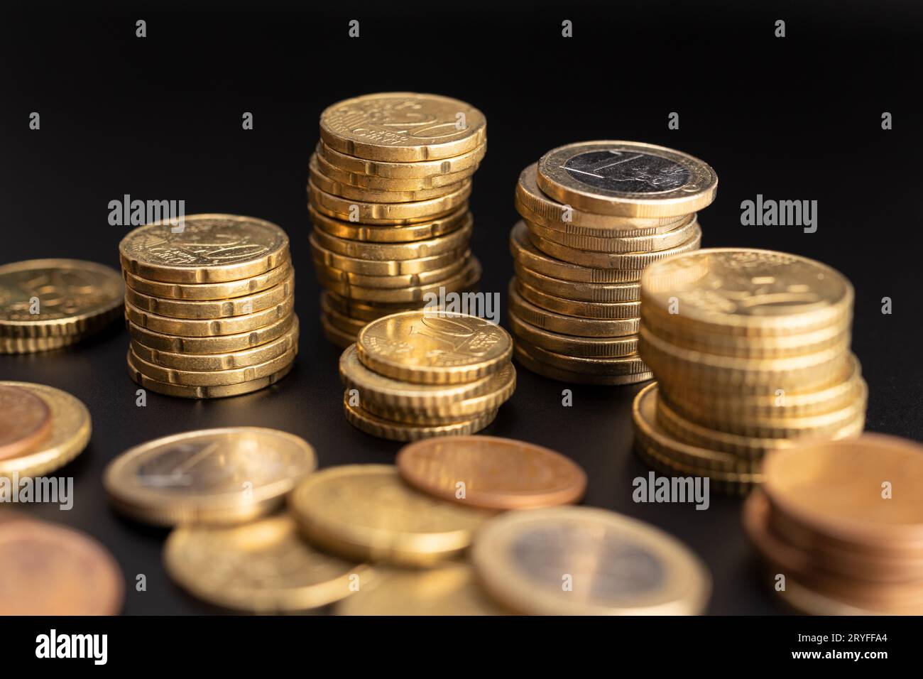 Hintergrund der Euro-Münzen auf schwarzem Hintergrund. Währungsgeld Stockfoto
