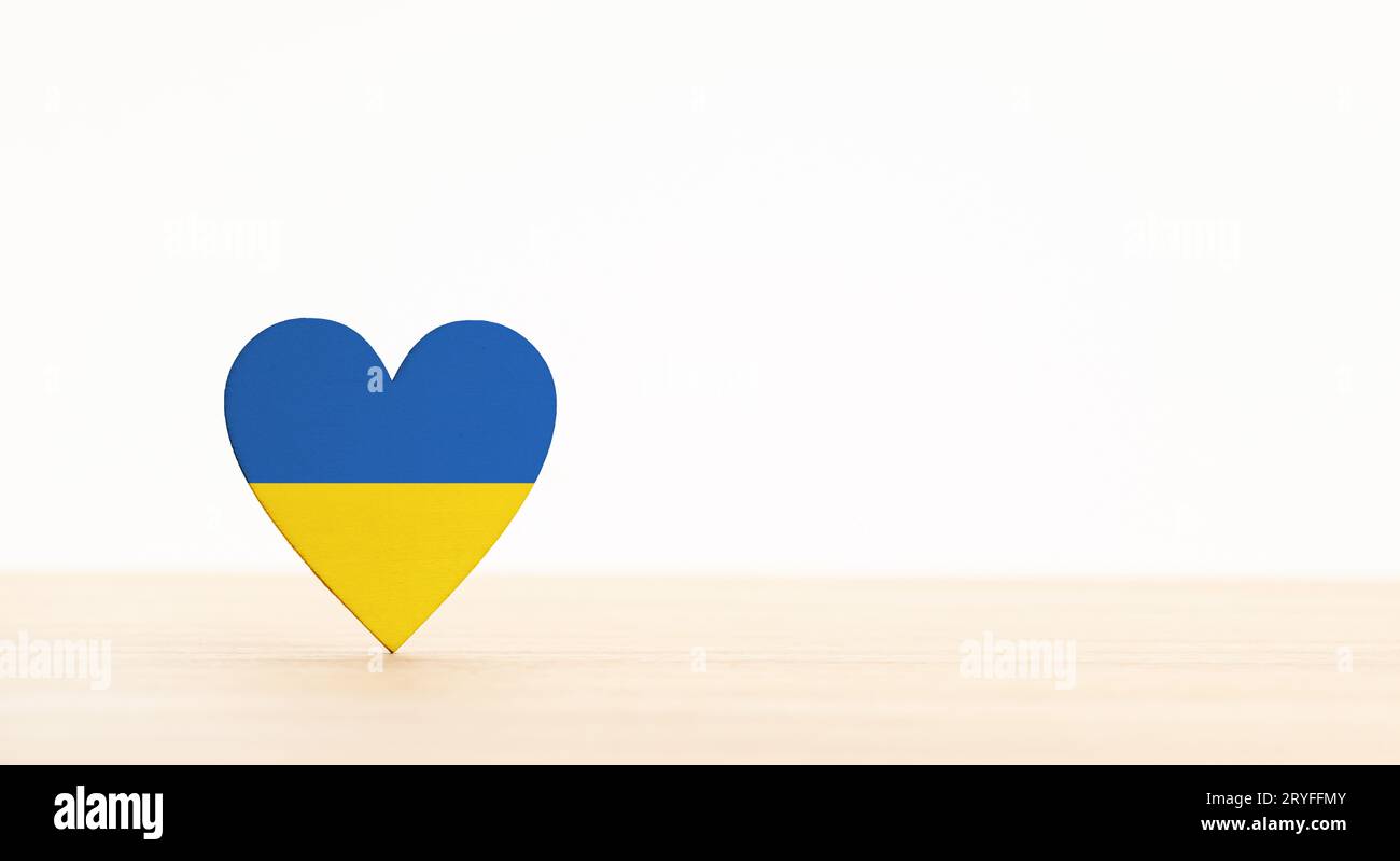 Flagge der Ukraine auf Herzform. Weißer Hintergrund. Speicherplatz kopieren Stockfoto
