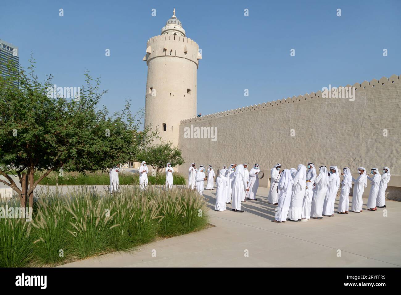 ABU DHABI, VAE - 14. MAI 2021: Traditioneller Tanz des Emiratiers Al Ayalah beim Al Hosn Festival Stockfoto