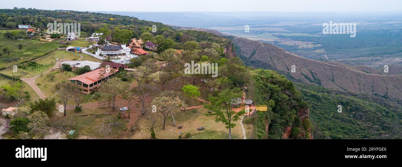 Blick aus der Vogelperspektive auf den Aussichtspunkt Morro dos Ventos und das Hinterland, Chapada dos GuimarÃ, Brasilien Stockfoto