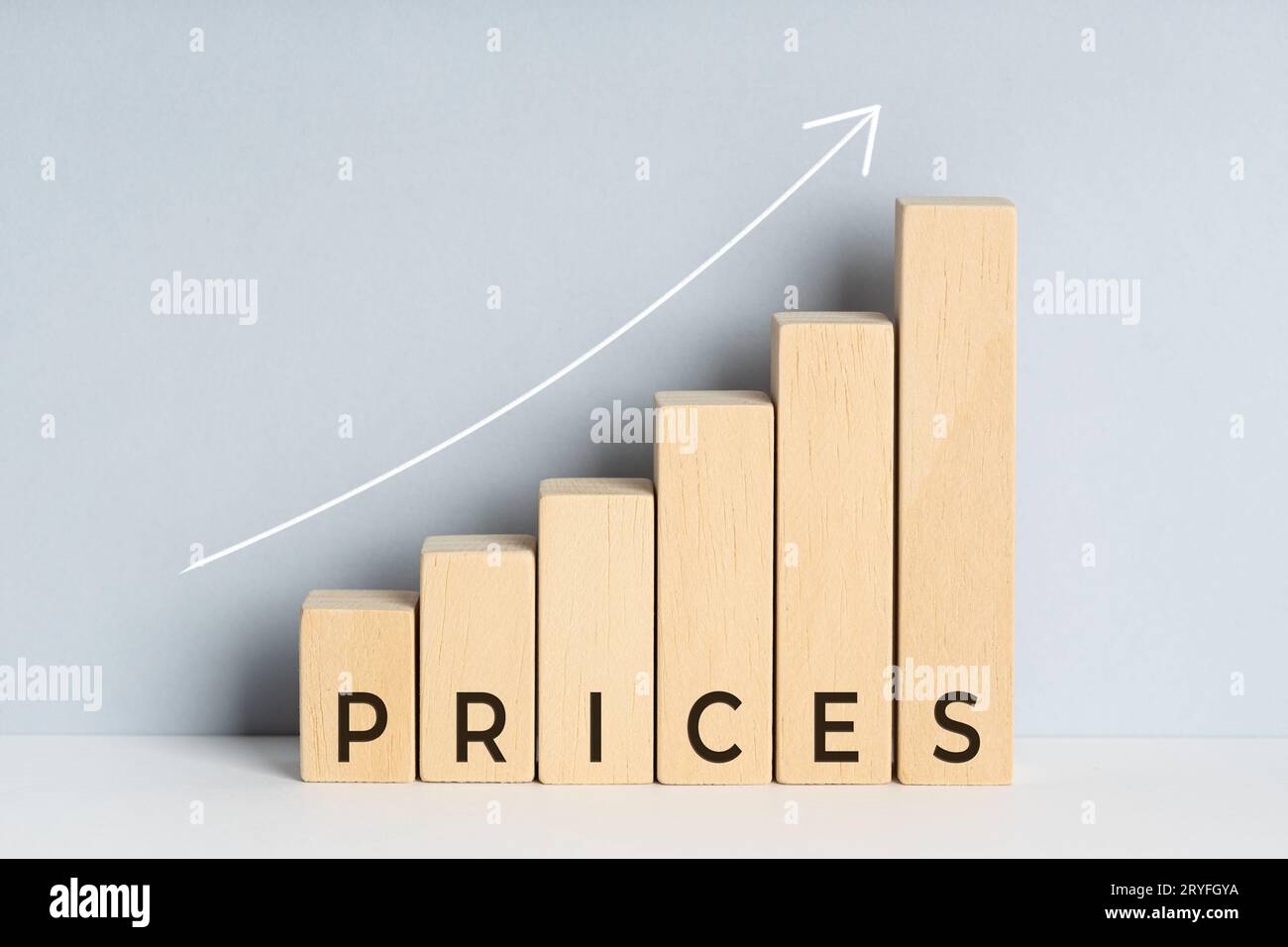 Konzept für steigende oder steigende Preise. Balkendiagramm aus Holzblock mit Text und aufsteigender Trendlinie im Hintergrund. Spac kopieren Stockfoto