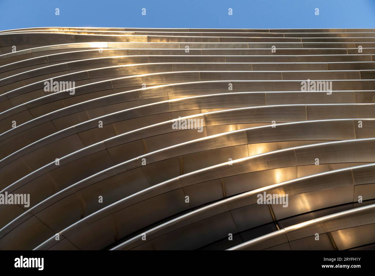 Dubai, VAE - 15. November 2021: Mobilitätspavillon-Fassade, abstrakte Außenstruktur in moderner Architektur Stockfoto
