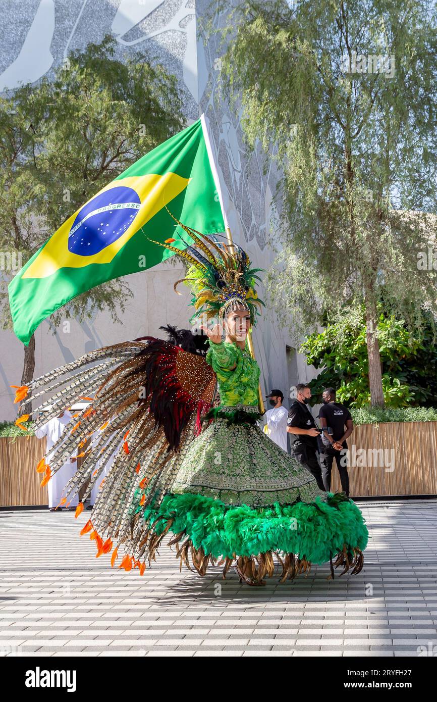 Dubai, VAE - 15. November 2021: Brasilianische Tänzerin nimmt an der Daily Parade auf der Expo 2020 in Dubai Teil, eine kulturelle Bewegung Stockfoto