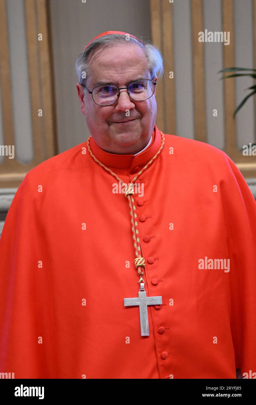 Der neue Kardinal Angel Sixto Rossi (Argentinien) posiert, als er Verwandte und Freunde während eines höflichen Besuchs nach seiner Ernennung durch Papst Franziskus während einer konsistorischen Zeremonie zur Schaffung von 21 neuen Kardinälen am 30. September 2023 in St. Petersplatz im Vatikan. Foto: Eric Vandeville/ABACAPRESS.COM Abaca Press/Alamy Live News Stockfoto