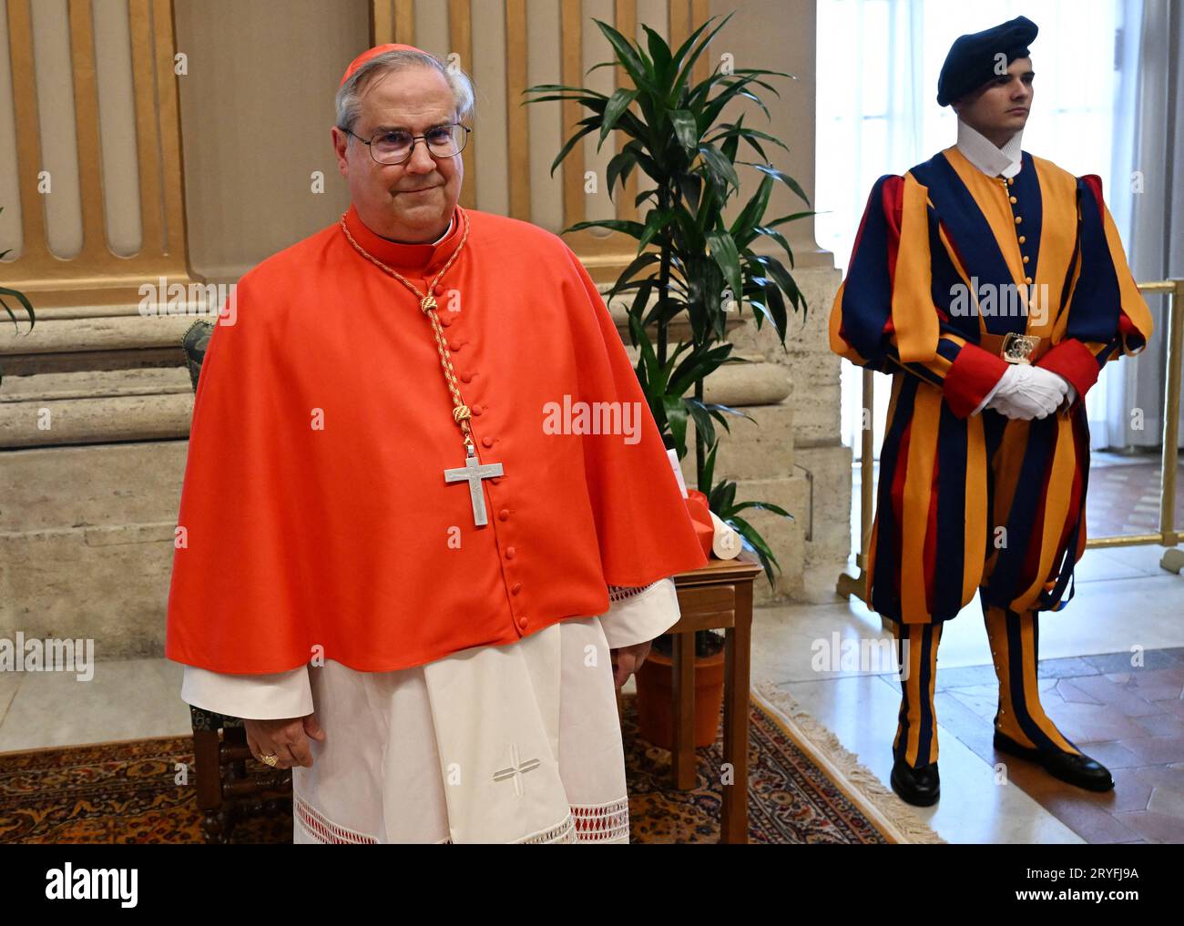 Der neue Kardinal Angel Sixto Rossi (Argentinien) posiert, als er Verwandte und Freunde während eines höflichen Besuchs nach seiner Ernennung durch Papst Franziskus während einer konsistorischen Zeremonie zur Schaffung von 21 neuen Kardinälen am 30. September 2023 in St. Petersplatz im Vatikan. Foto: Eric Vandeville/ABACAPRESS.COM Abaca Press/Alamy Live News Stockfoto