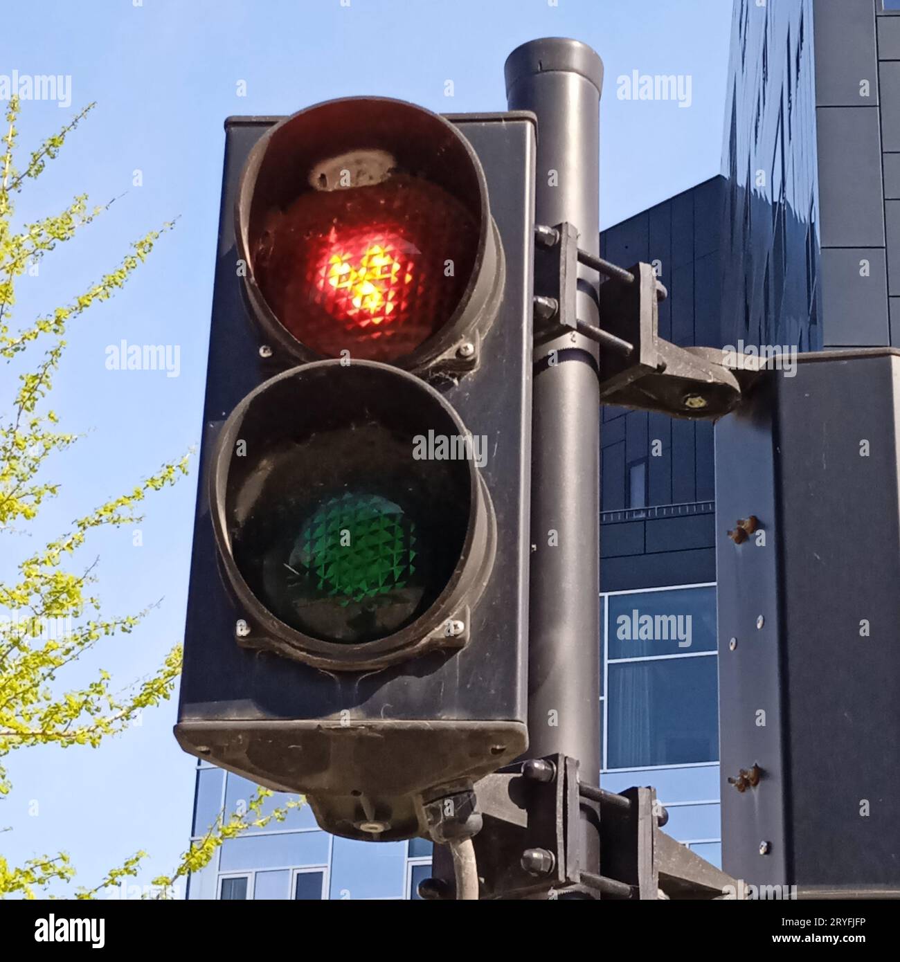 Rote Ampel auf der Straße Stockfoto