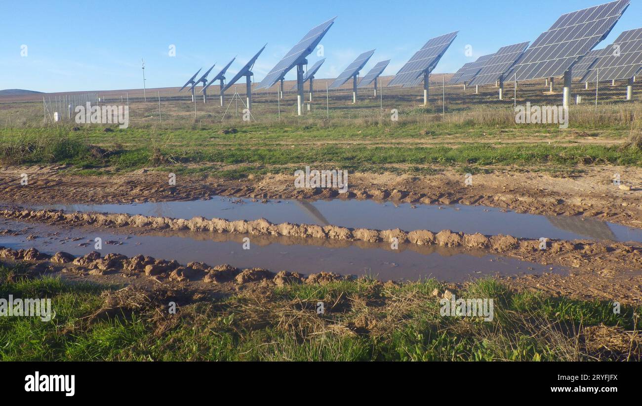Sonnenkollektorfeld für nachhaltige Energie Stockfoto