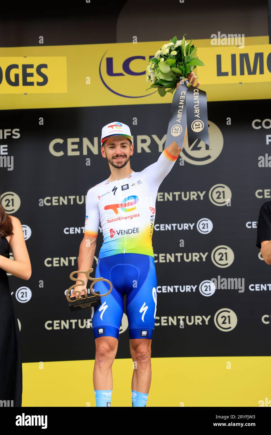 Limoges, Frankreich. Juli 2023. Der französische Radfahrer Anthony Turgis vom TotalEnergies Team erhält bei Ankunft i den Titel des Superkampfes des Tages Stockfoto