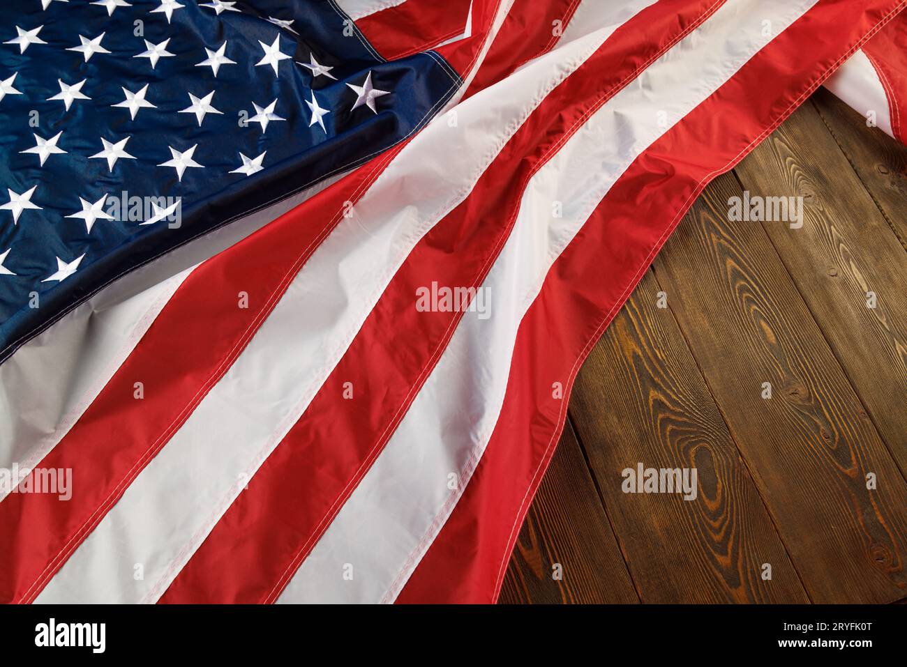 Zerknitterte usa-Flagge auf flachem strukturiertem hölzernem Hintergrund Stockfoto