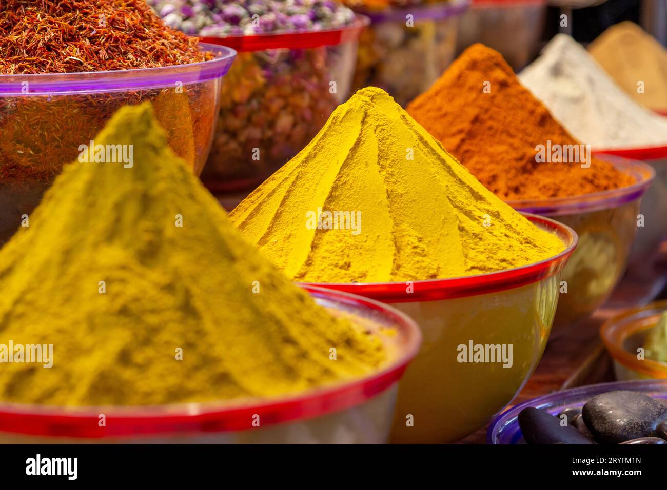 Auswahl an arabischen Gewürzen auf dem traditionellen Gewürzmarkt in Dubai Stockfoto