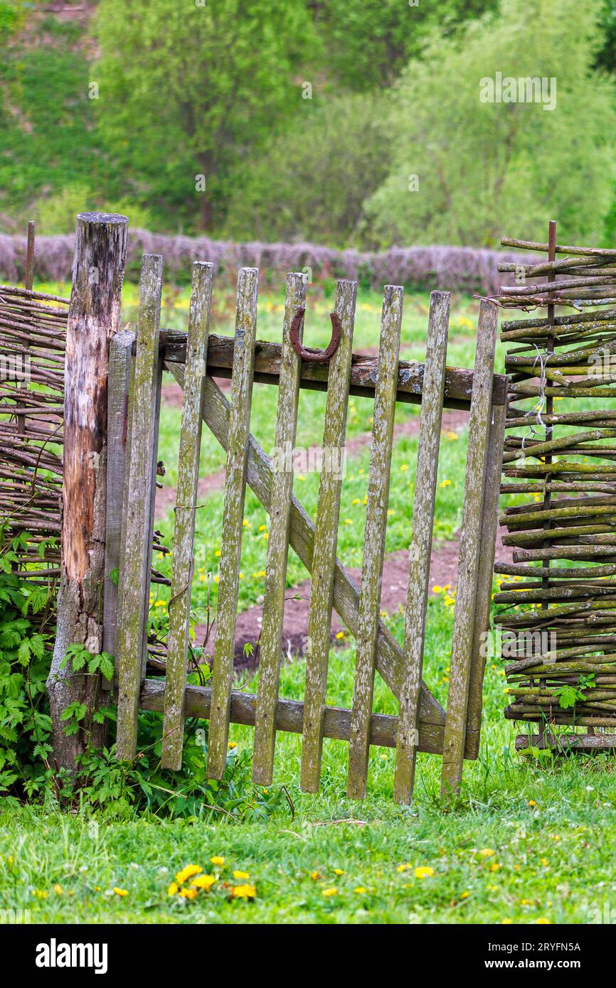 Horizontaler Flechtzaun mit Wicket Stockfoto