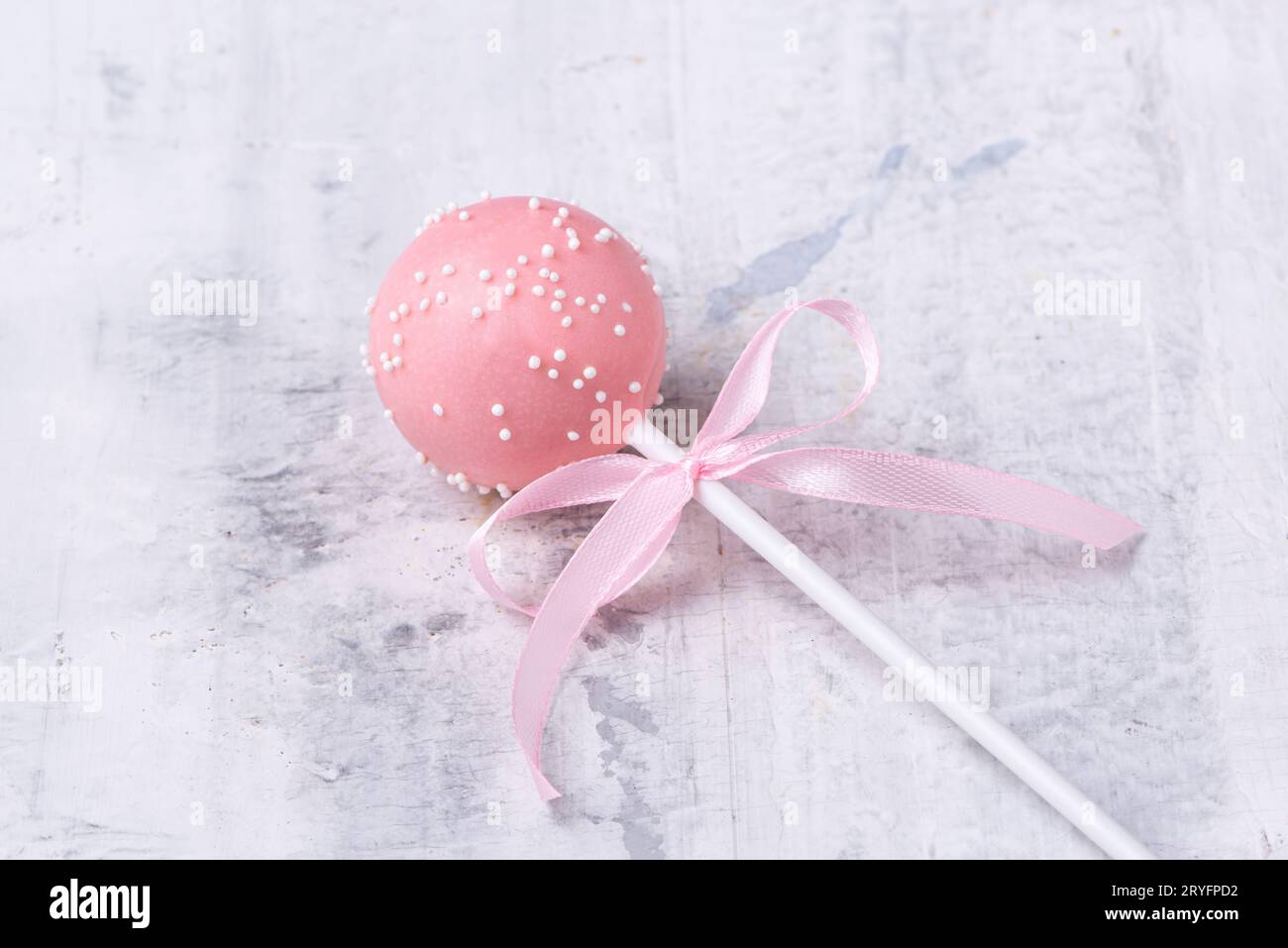 Pinkfarbener Kuchen auf strukturiertem Hintergrund Stockfoto