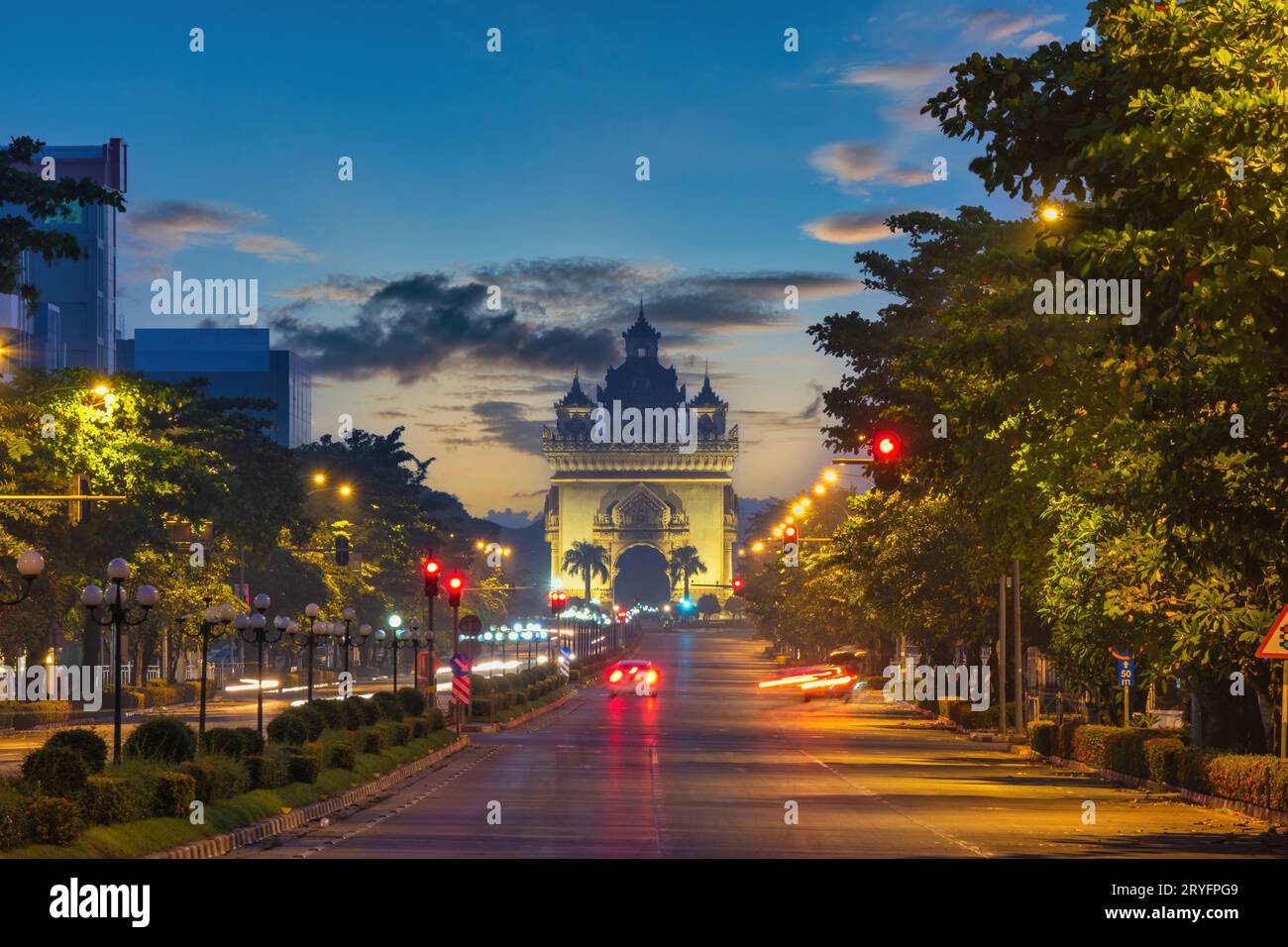 Vientiane Laos, die Skyline der Stadt bei Sonnenaufgang in Patuxai (Patuxay), dem berühmtesten Wahrzeichen von Vientiane Stockfoto