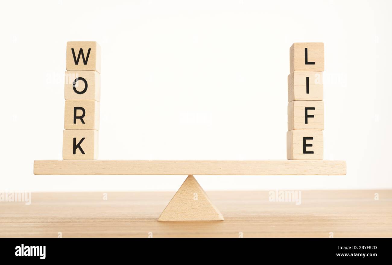 Balance zwischen Leben und Arbeit Konzept. Holzblöcke mit Wort auf Seesaw. Speicherplatz kopieren Stockfoto