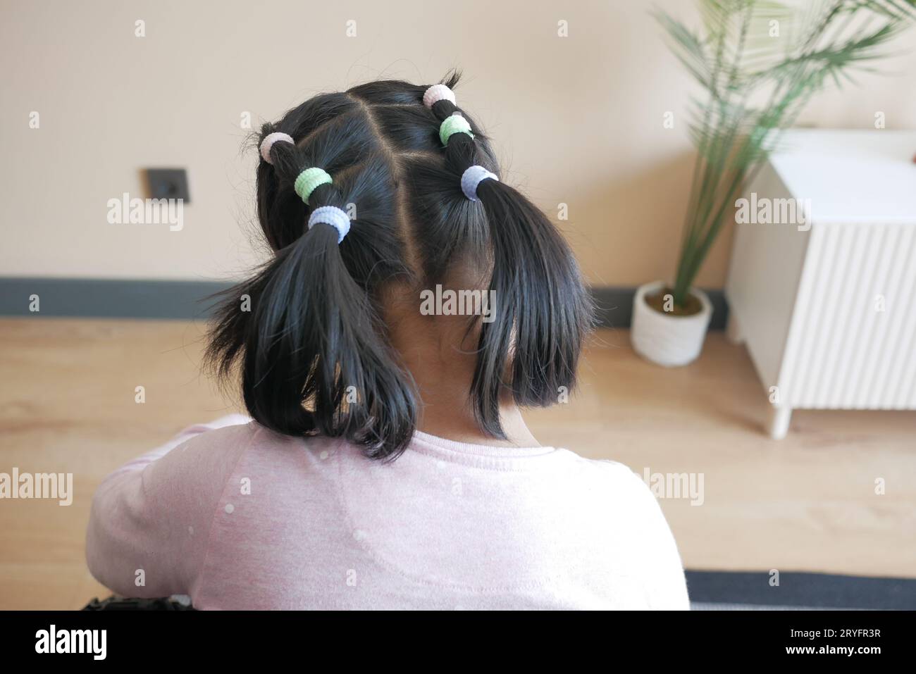 Ein schönes Band ist an ein Kinderhaar gebunden Stockfoto