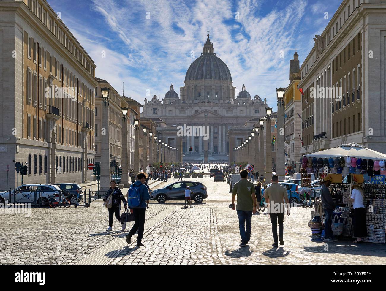 Blick auf die Basilika San Pietro durch die Via della Conciliazione, Rom Stockfoto