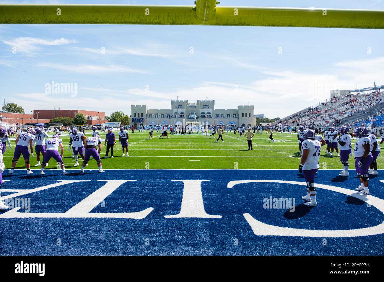 Charleston, South Carolina, USA. September 2023 30. WESTERN Carolina Catamounts üben vor dem Spiel gegen die Citadel Bulldogs (Foto: © Maxwell Vittorio/ZUMA Press Wire) NUR REDAKTIONELLE VERWENDUNG! Nicht für kommerzielle ZWECKE! Stockfoto