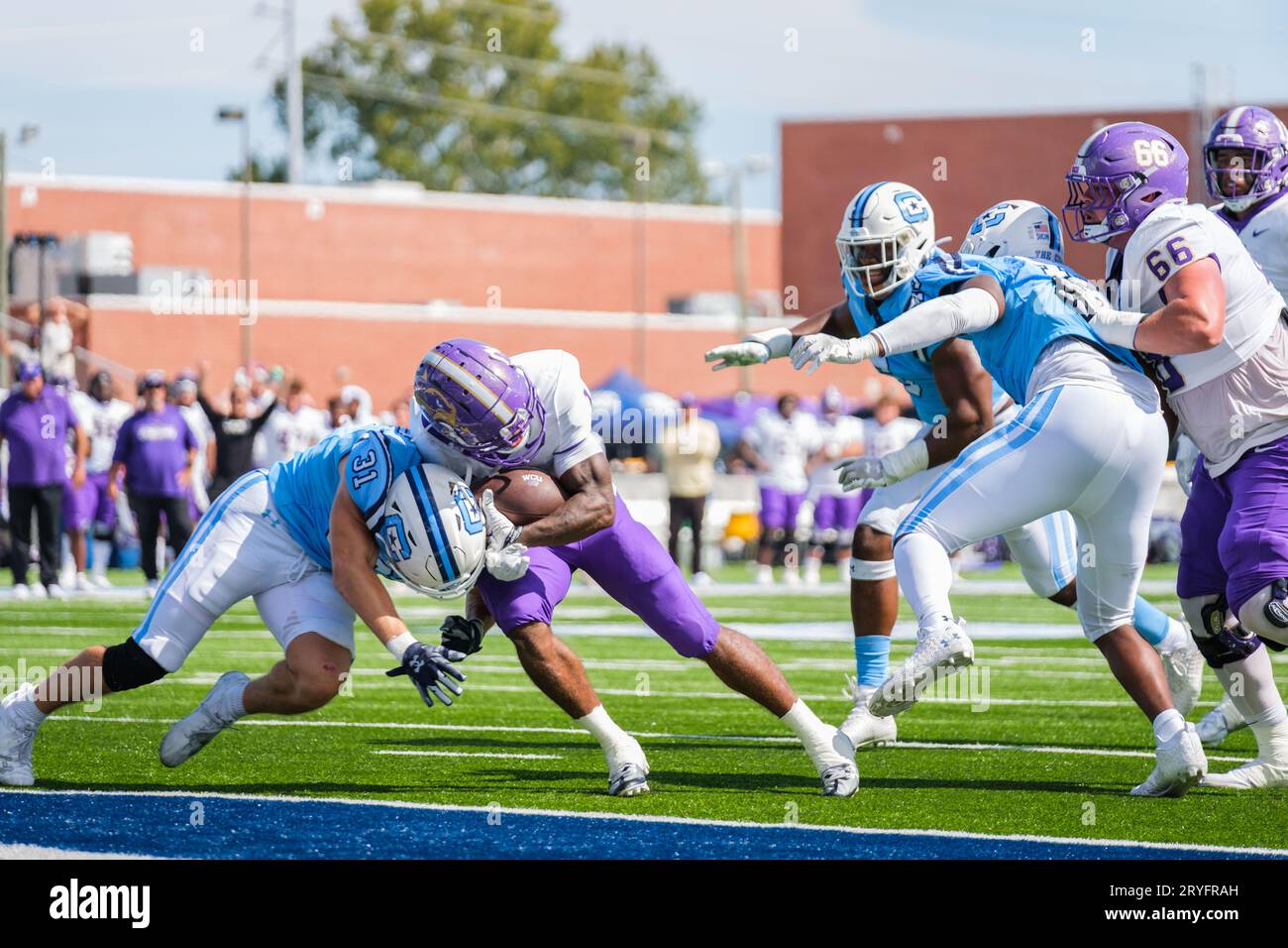 Charleston, South Carolina, USA. September 2023 30. WESTERN Carolina Catamounts Running Back DESMOND REID (1) spielt den Ball für einen Touchdown, der von Citadel Bulldogs Defensive Back CALE WILLIAMS angegriffen wird (Bild: © Maxwell Vittorio/ZUMA Press Wire) NUR REDAKTIONELLE VERWENDUNG! Nicht für kommerzielle ZWECKE! Stockfoto