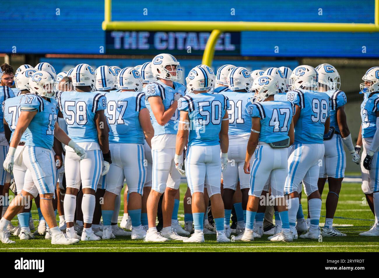 Charleston, South Carolina, USA. September 2023 30. Citadel Bulldogs drängen sich vor dem 3. Quartal des Spiels gegen die Western Carolina Catamounts um ihren Cheftrainer (Credit Image: © Maxwell Vittorio/ZUMA Press Wire) NUR REDAKTIONELLE VERWENDUNG! Nicht für kommerzielle ZWECKE! Stockfoto