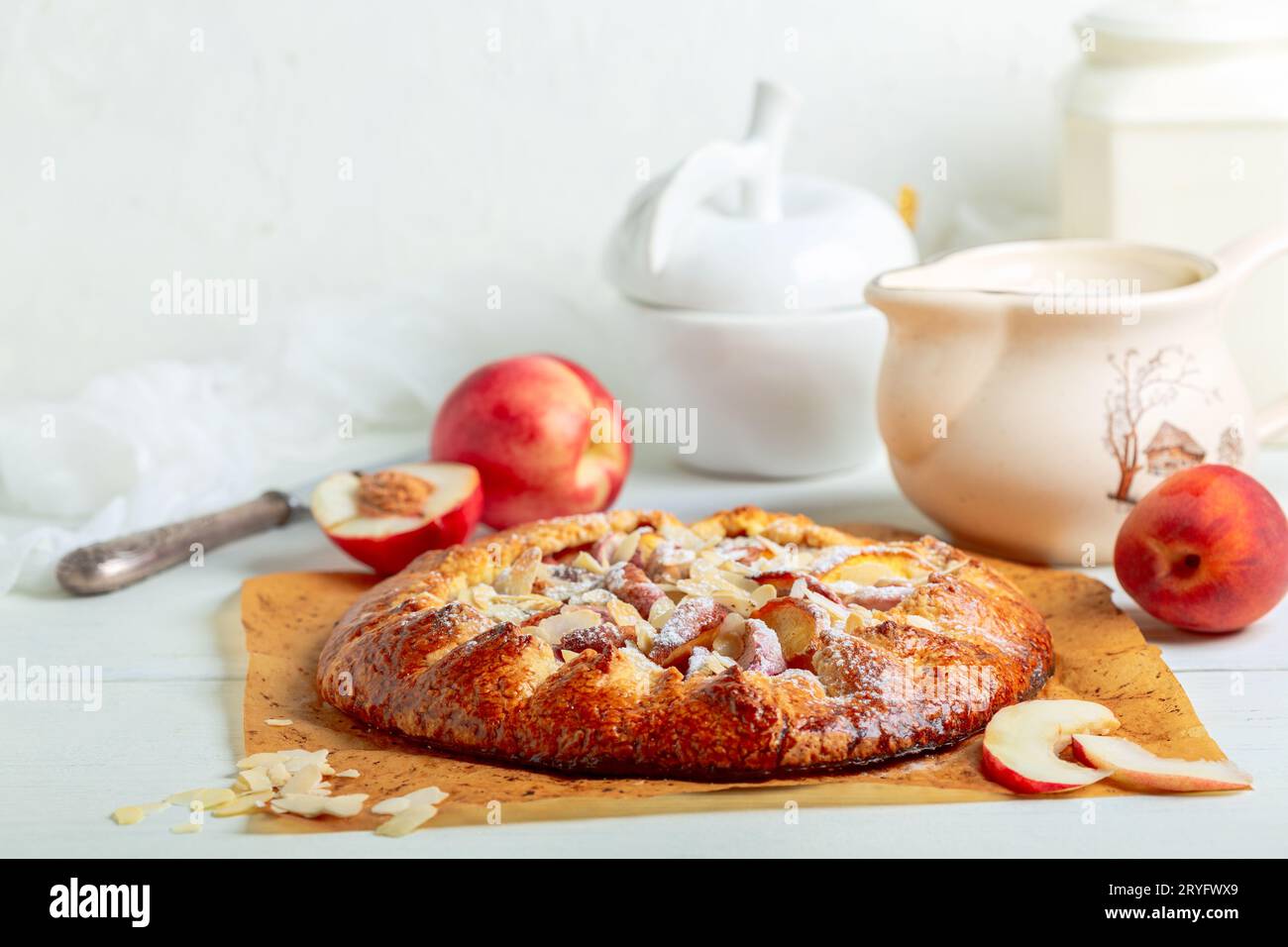 Traditioneller offener Sommer-Kuchen (Galette). Stockfoto