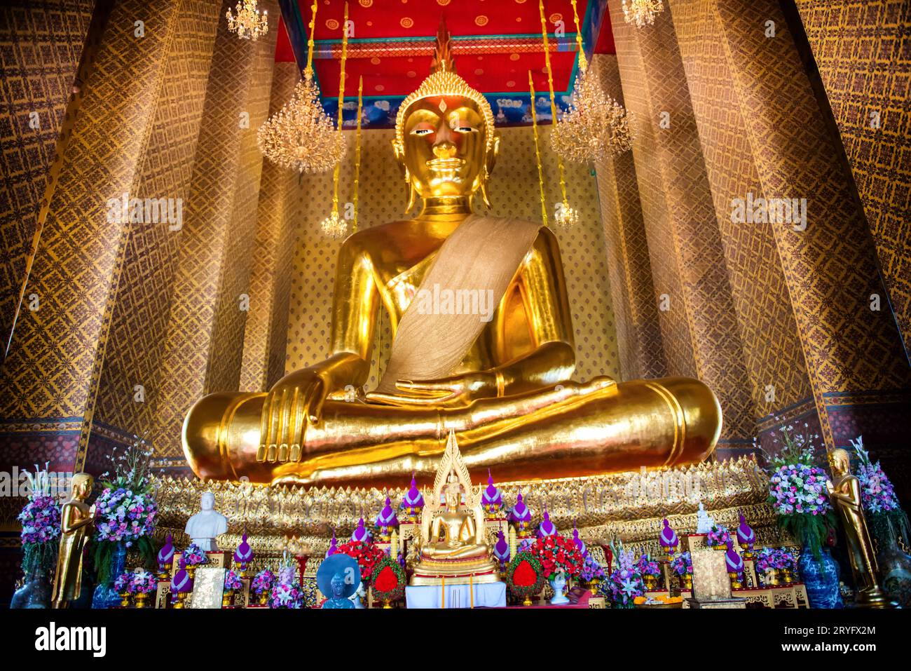 Große Statue des sitzenden Buddha im buddhistischen Tempel Stockfoto