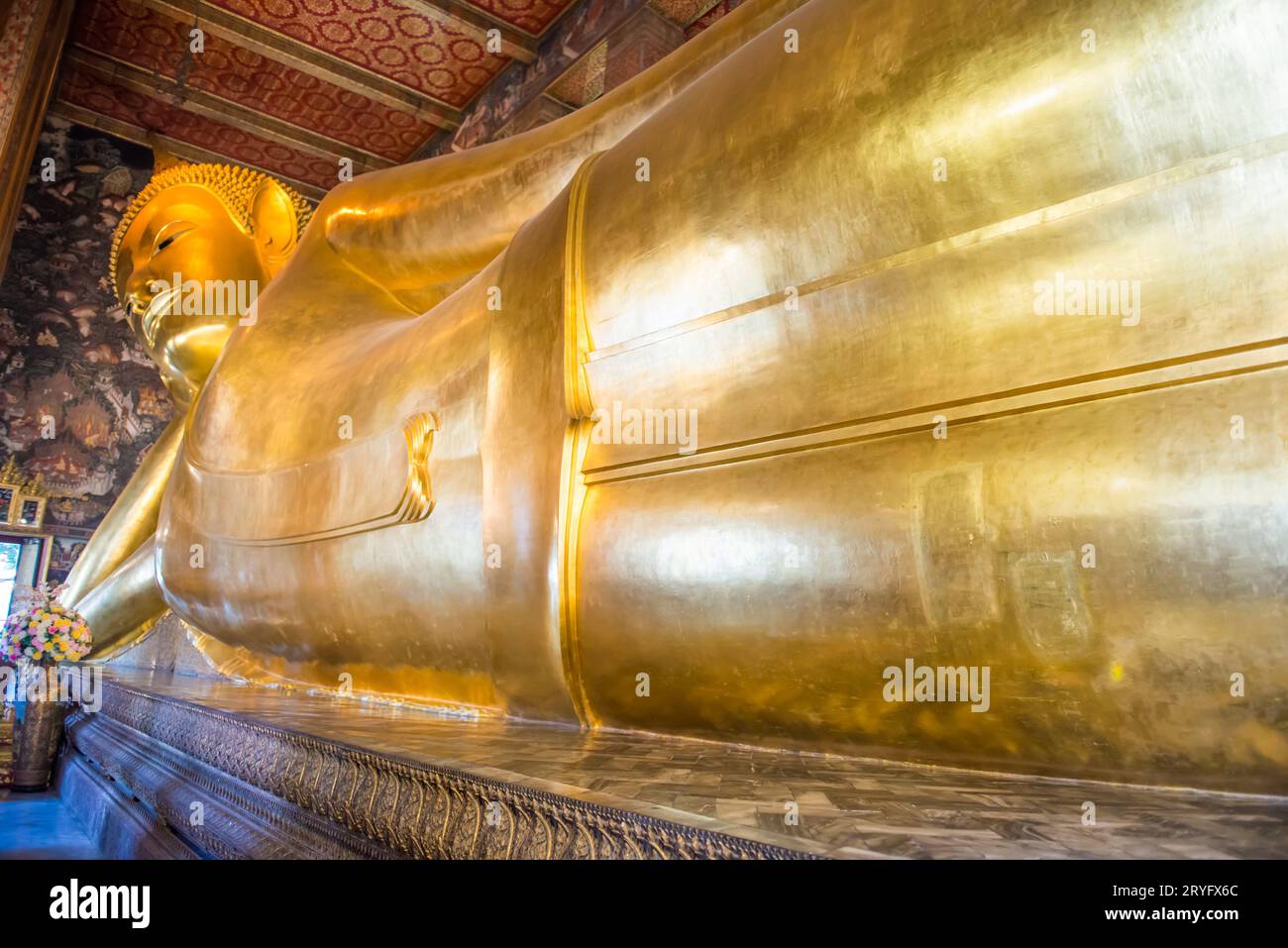 Statue von Reclining Buddha im Tempel Wat Pho, Bangkok Stockfoto