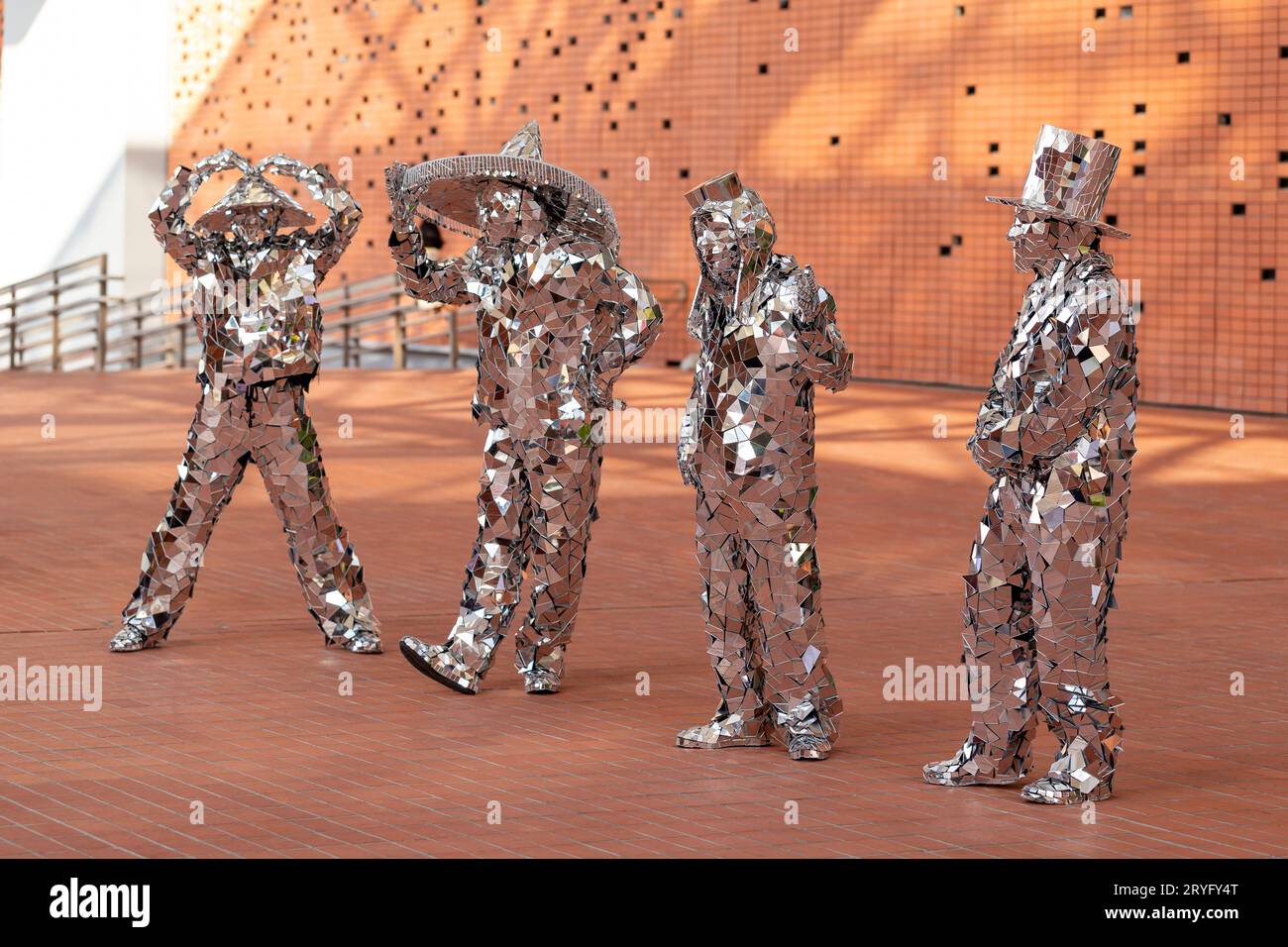 Dubai, VAE - 4. November 2021: Straßenkünstler in Spiegelkostümen posieren auf der Expo 2020 in Dubai, Fun Times Stockfoto