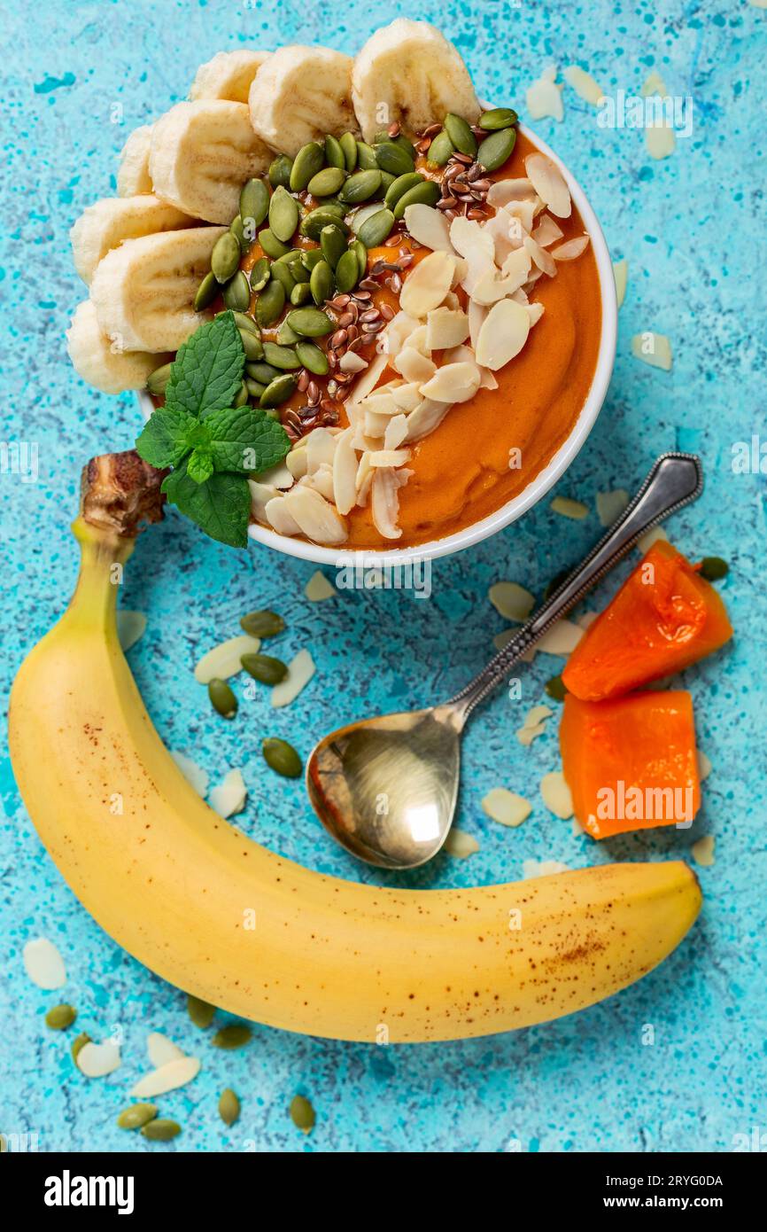 Kürbis-Banane-Smoothie zum Frühstück. Stockfoto
