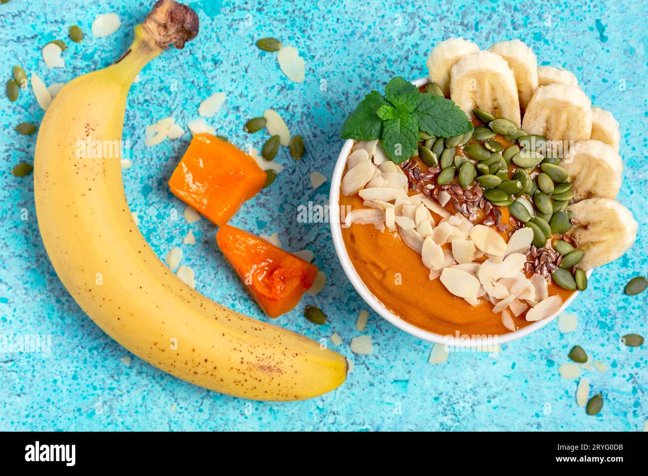 Gesunder Kürbis-Banane-Smoothie in einer Schüssel. Stockfoto