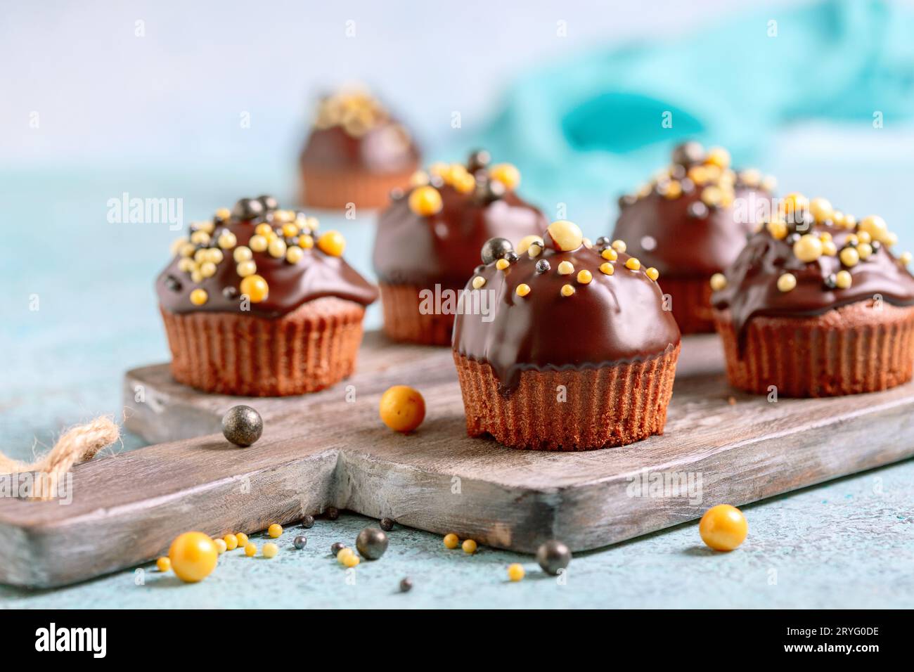 Schokoladen-Biskuit-Kuchen oder Muffins mit Schokoladeneier. Stockfoto