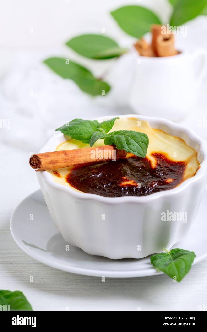 Traditionelles türkisches Milchdessert mit Reis. Stockfoto