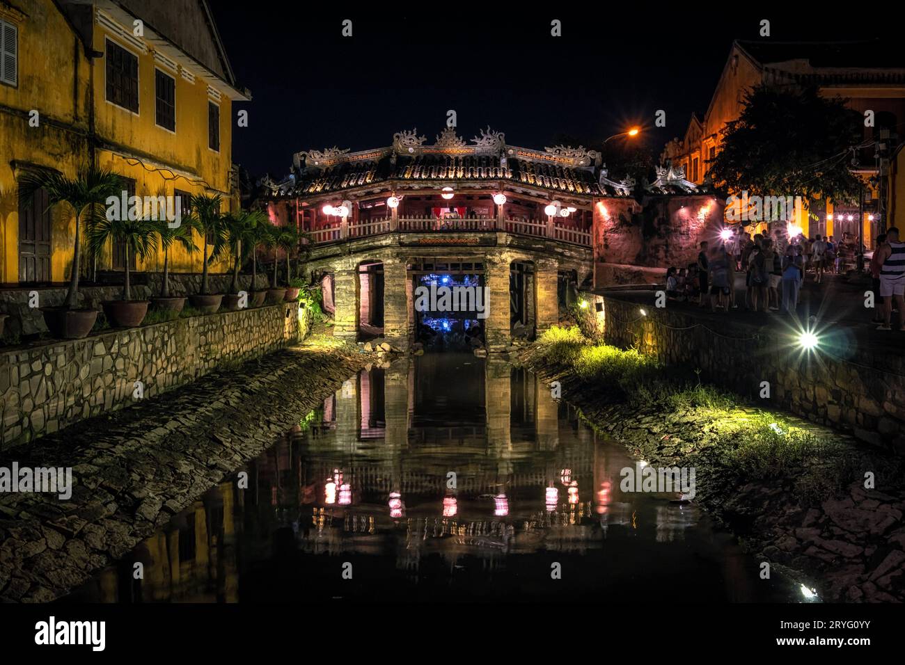 Japanische überdachte Brücke bei Nacht Stockfoto