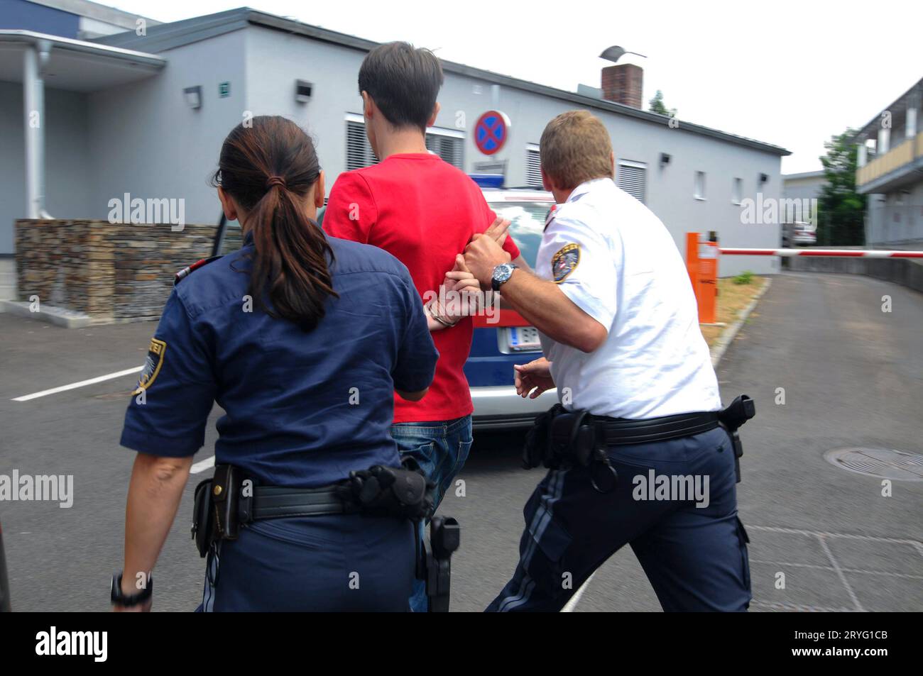 Verhaftung eines Verdächtigen mit Handschellen durch die Polizei Stockfoto
