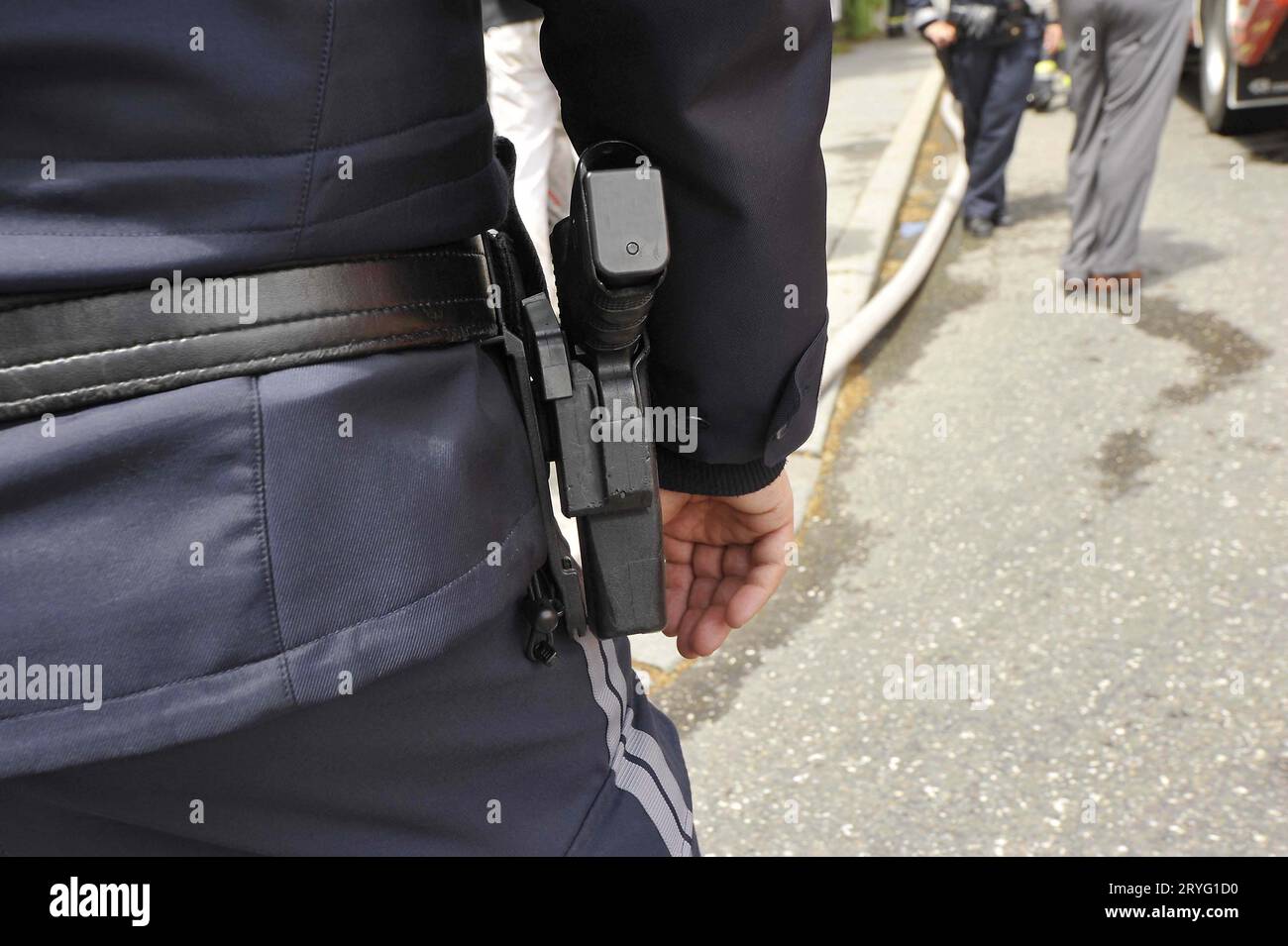 Polizist mit Dienstwaffe Stockfoto
