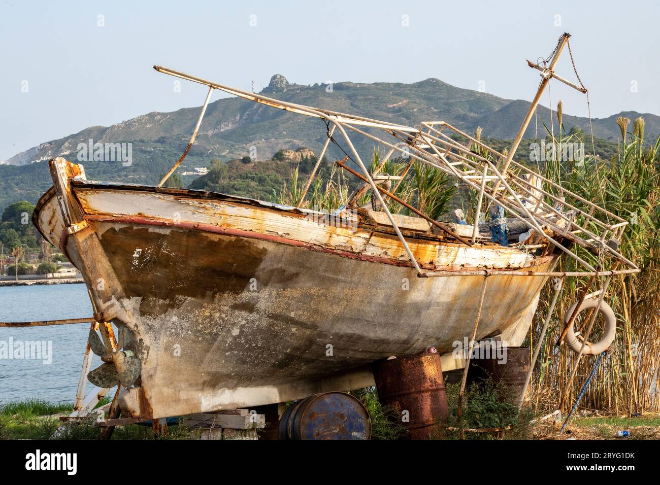 Altes Schiffswrack oder zerstörtes, heruntergekommenes Boot auf dem feststehenden Hafen von zante oder zakynthos in griechenland. Stockfoto