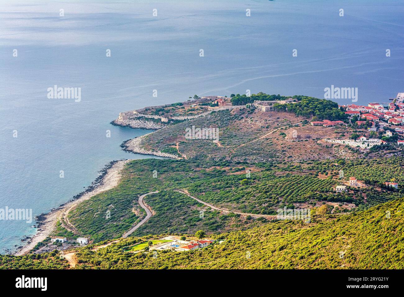 Blick auf die berühmte mittelalterliche Burg und das Dorf Pylos im Herzen der Präfektur Messinia, Peloponnes, Griechenland. Stockfoto