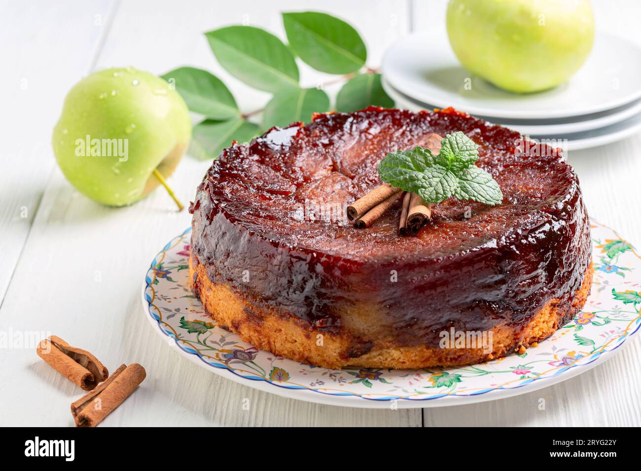 Umgekehrter Apfelkuchen mit Zimt. Stockfoto