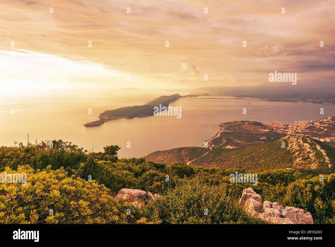 Draufsicht auf die ikonische und malerische Stadt Pylos und die nahe gelegene Insel Sfaktirias, Präfektur Messinia, Peloponnes, Griechenland. Stockfoto