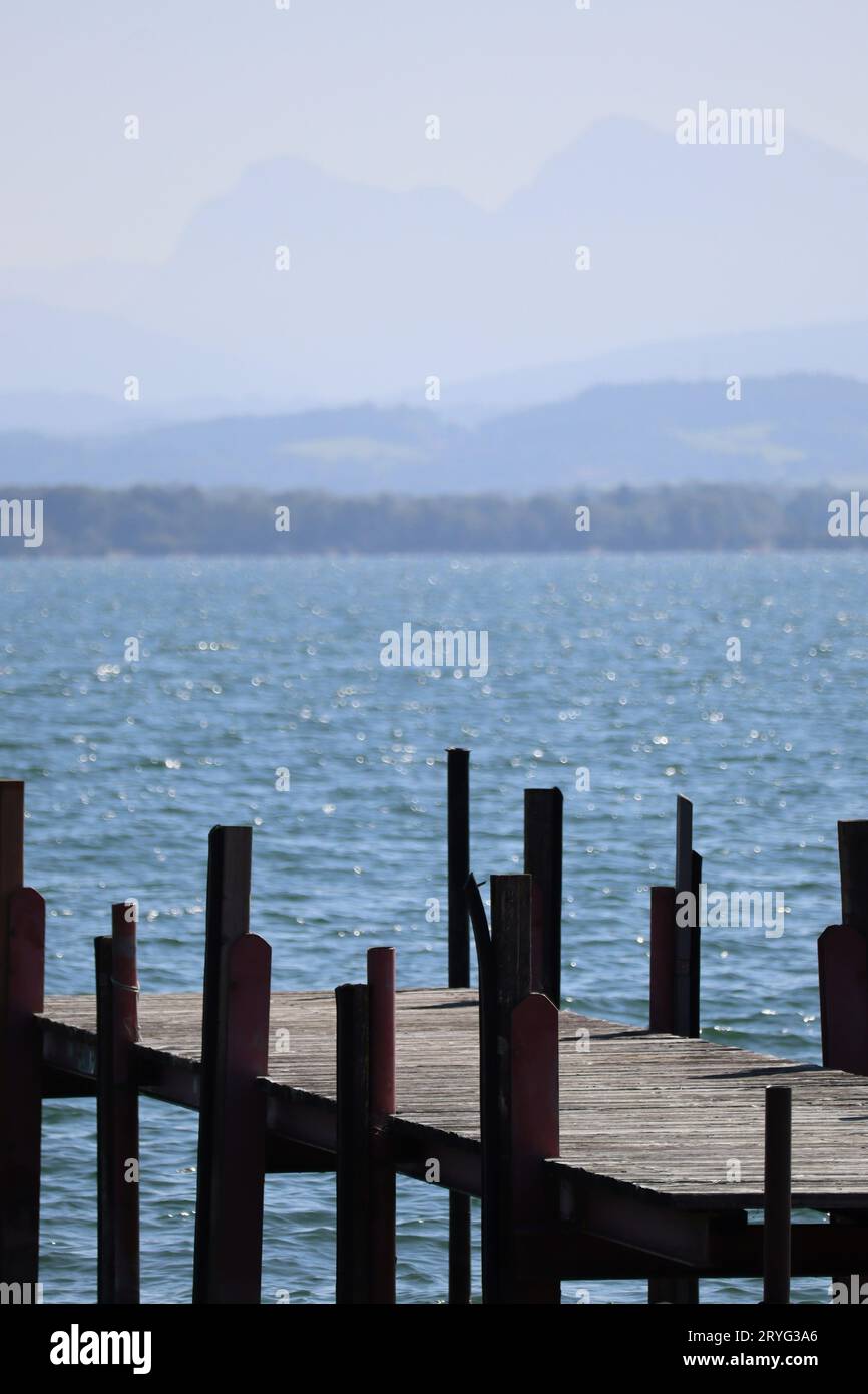 Bootsanleger auf dem See an einem bewölkten Tag Stockfoto