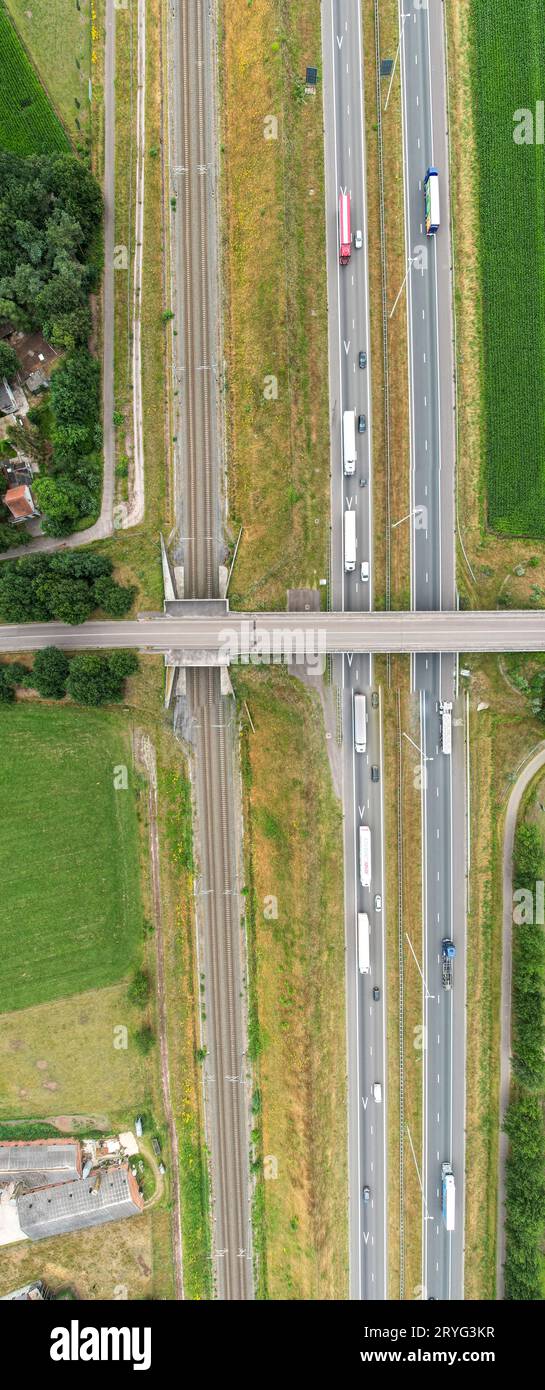 Luftaufnahme des Autobahnkreuzes. Autobahnen, Eisenbahnen, Brücke und grüne Felder am Stadtrand. In Belgien TR Stockfoto