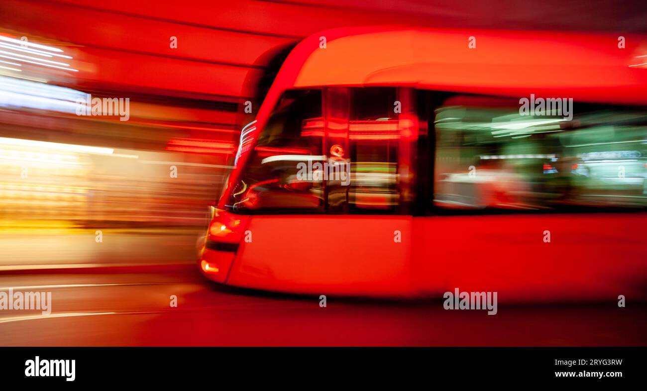 Moderne Straßenbahn in Istanbul, Türkei. Bewegungsunschärfe mit Schwenktechnik. Stockfoto
