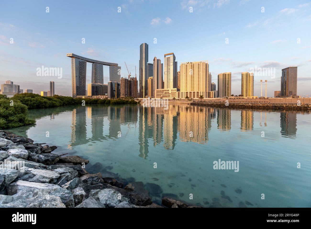 Stadtbild auf der Insel Al Reem in Abu Dhabi am Morgen. Blick von den Mangroven. Stockfoto