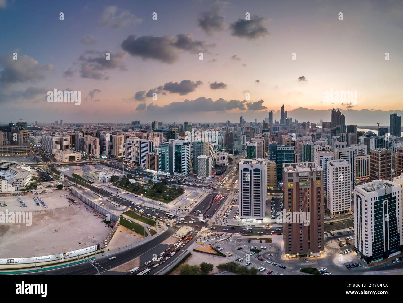 Blick aus der Vogelperspektive von Abu Dhabi bei Sonnenuntergang Stockfoto