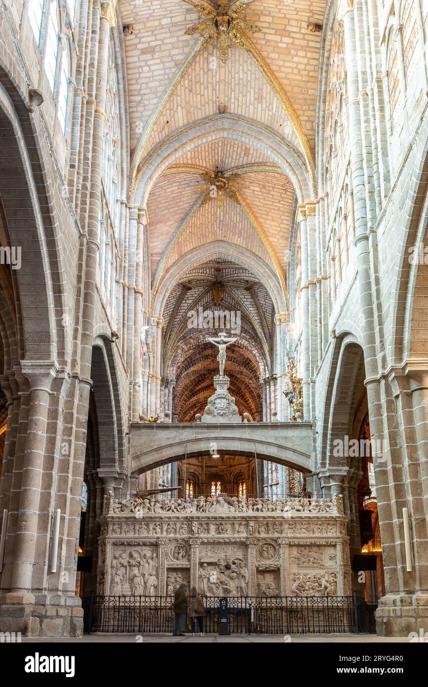 Avila, Spanien, 07.10.21. Kathedrale von Avila Hauptschiff mit dem plateresken Retrochor dekoriert mit Reliefszenen aus der Kindheit Jesu, im Inneren Stockfoto