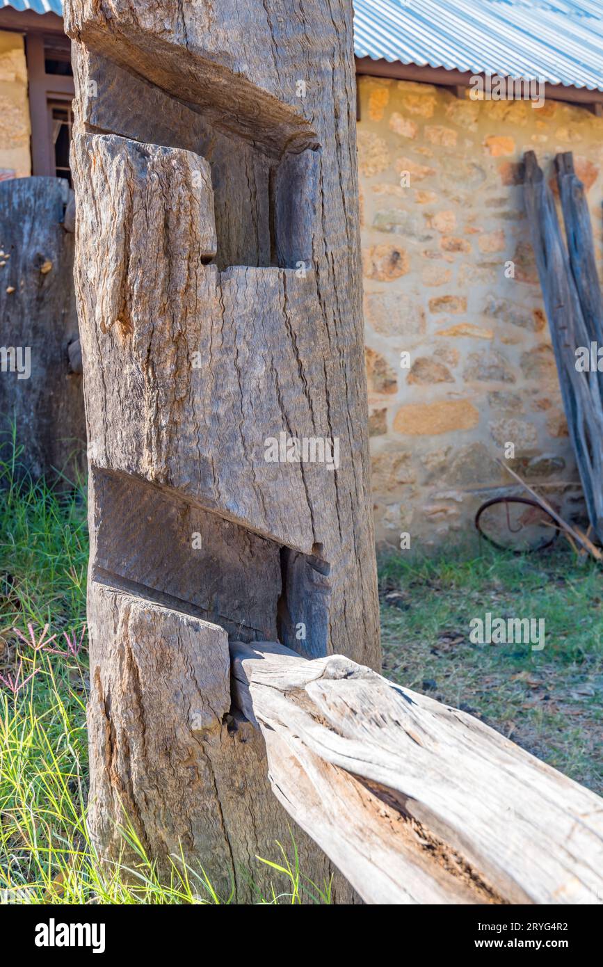 Ein altes Viehhof-Tor im Kolonialstil beim Overland Telegraph Office in der Nähe von Alice Springs mit geschnittenen Holzpfosten und Schienen Stockfoto