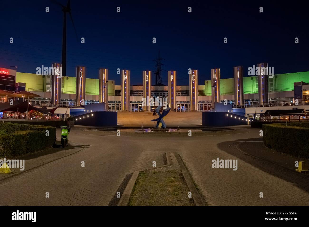 Antwerpen, Belgien, 20. april 2022. Die Metropole Antwerpen oder kinepolis kinepolis bei Nacht. Die Kinepolis Group ist eine belgische Komp Stockfoto