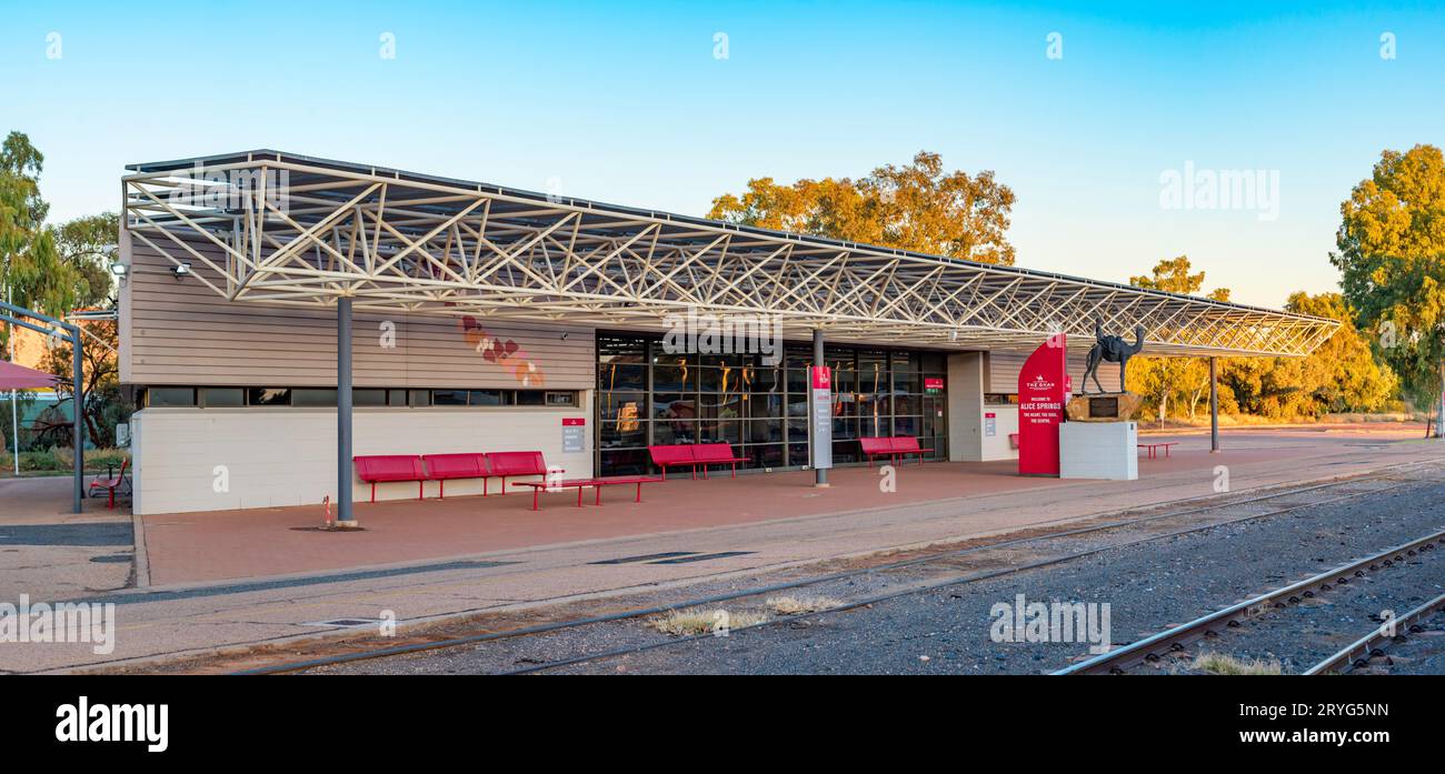 Der Bahnhof Alice Springs (Mparntwe) ist Teil der Strecke, die Australien von Darwin im Northern Territory nach Adelaide in South Australia durchquert Stockfoto