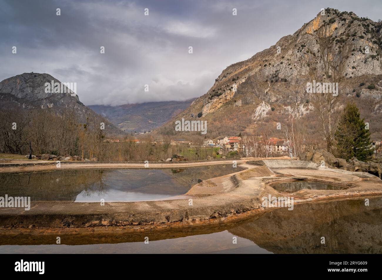 Berge und Bäume spiegeln sich in künstlichen Teichen. Pyrenäen. Frankreich Stockfoto