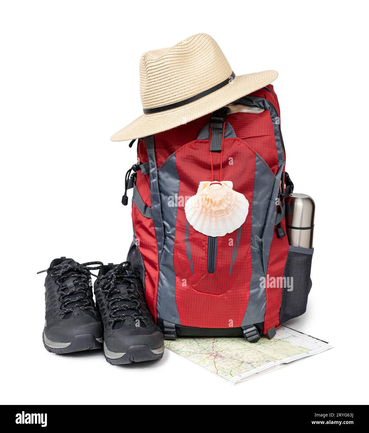 Pilgerrucksack mit Jakobsmuschel-Symbol, Hut und Stiefel isoliert auf weißem Hintergrund. Camino de Santiago Pilgerausrüstung Stockfoto