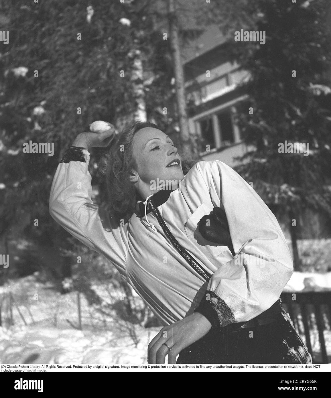 Inga Tidblad, 1901–1975, schwedische Schauspielerin. Sie trägt typische Skikleidung aus den 40er Jahren, wenn sie einen Schneeball auf etwas oder jemanden wirft... Schweden 1942. Kristoffersson, Ref. 229-2 Stockfoto